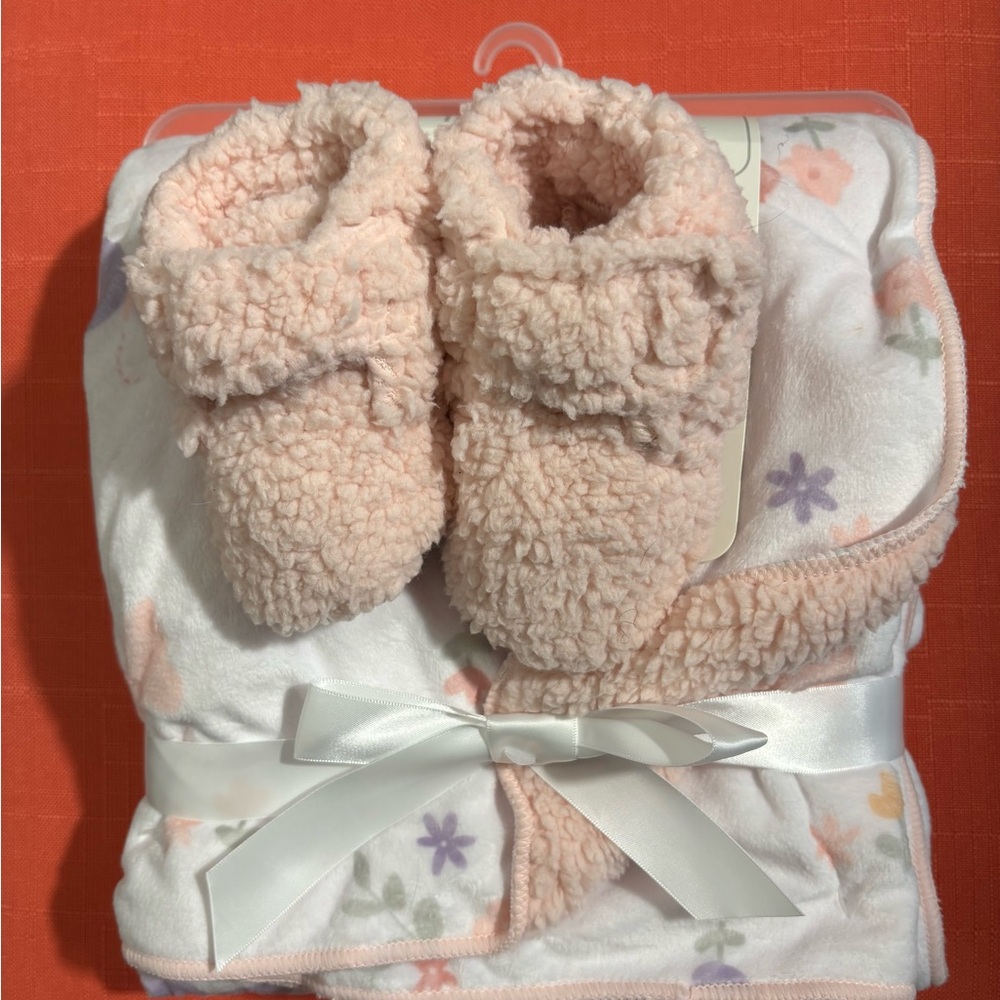 NWT Lullaby Lane Pink Baby Blanket and Booties Set